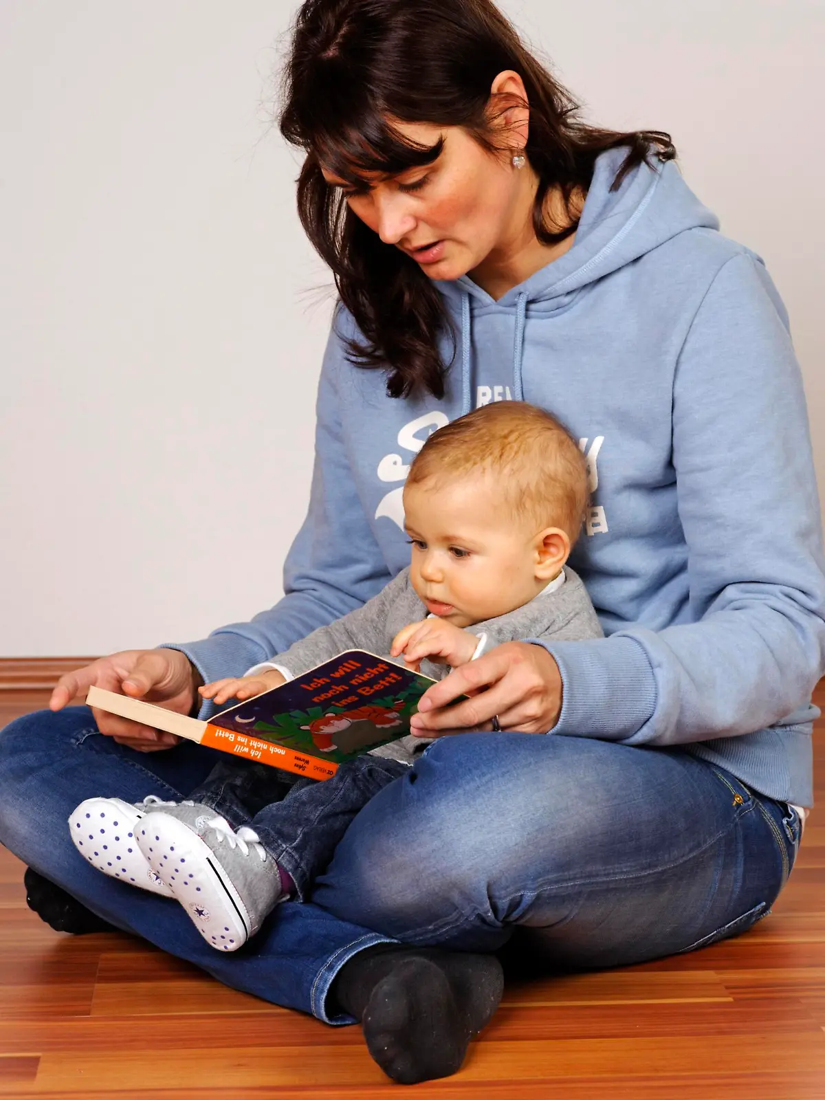 Mutter liest ihrer kleinen Tochter vor || Modellfreigabe vorhanden