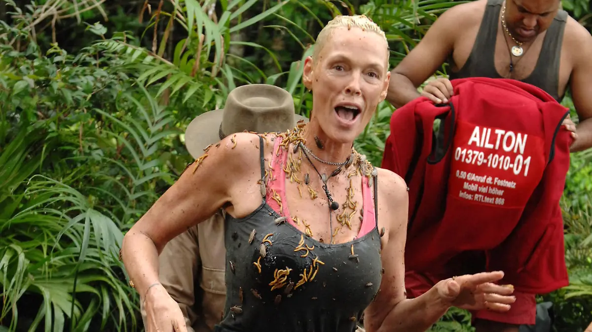 Tag 8 - Dschungelprüfung 08 "Winterschlussverkauf": Brigitte Nielsen (li.) nach ihrer Dschungelprüfung. Als Brigitte-Dschungelprüfungs-Fanclub durften heute alle Campbewohner auf einer Tribüne zuschauen. # Foto: RTL / Stefan Menne

Verwendung der Bilder für Online-Medien ausschließlich mit folgender Verlinkung: 'Alle Infos zu 'Ich bin ein Star - Holt mich hier raus!' im Special bei RTL.de: http://www.rtl.de/cms/sendungen/ich-bin-ein-star.html'

NUR ZUR EINMALIGEN VERÖFFENTLICHUNG ! KEINE WEITERGABE AN DRITTE ! 
KEINE VERWENDUNG NACH DEM 05.03.2012 !! KEINE ARCHIVIERUNG !

Suchbegriff: Dschungelcamp *** Local Caption *** Die Verwendung des RTL-Bildmaterials ist nur zur redaktionellen Berichterstattung im Zusammenhang mit der jeweiligen Sendung unter Angabe der Credits/Quellenangaben [Foto: RTL / Stefan Menne] und Beachtung der unter http://kommunikation.RTL.de genannten Nutzungsbeschränkung erlaubt.

Verwendung der Bilder für Online-Medien ausschließlich mit folgender Verlinkung: 'Alle Infos zu 'Ich bin ein Star - Holt mich hier raus!' im Special bei RTL.de: http://www.rtl.de/cms/sendungen/ich-bin-ein-star.html'

NUR ZUR EINMALIGEN VERÖFFENTLICHUNG ! KEINE WEITERGABE AN DRITTE ! 
KEINE VERWENDUNG NACH DEM 05.03.2012 !! KEINE ARCHIVIERUNG !