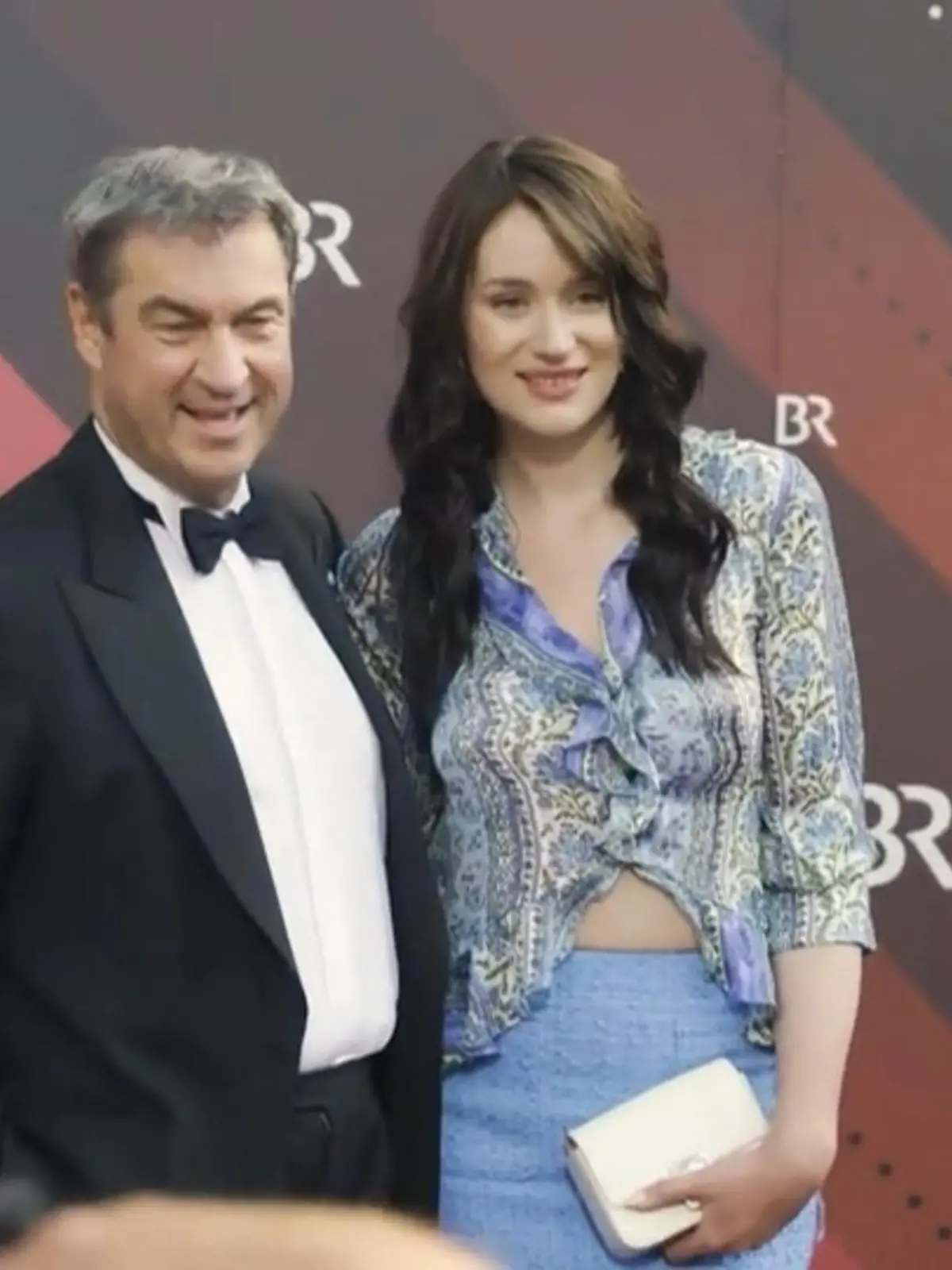 Gloria-Sophie Burkandt möchte es allen beweisen! Die 24-jährige Tochter des bayrischen Ministerpräsidenten Markus Söder (56) hat am Montagabend in München ihr eigenes Charity-Event abgehalten. Ihr berühmter Papa konnte nicht dabei sein – zumindest physisch. Halb so wild für Gloria, wie sie im Video verrät. Sie wolle so oder so nicht auf ihren Vater reduziert werden.