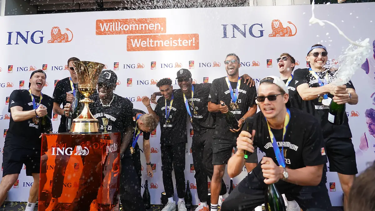 Turnier-MVP Dennis Schröder Deutschland und die Weltmeistermannschaft feiern den Titelgewinn mit einer Sektdusche - 12.09.2023: Empfang der Weltmeister Mannschaft der Basketballer in Frankfurt *** Tournament MVP Dennis Schröder Germany and the world champion team celebrate the title win with a champagne shower 12 09 2023 Reception of the world champion team of basketball players in Frankfurt