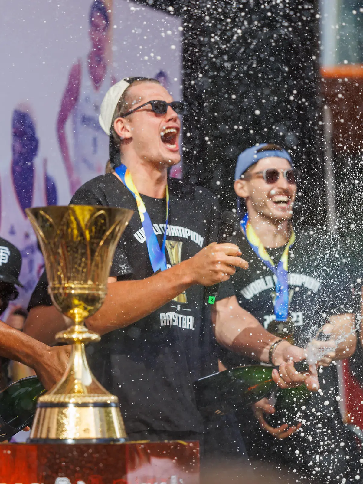 Die Rueckkehr der Helden - Empfang der Basketball Weltmeister in Frankfurt, DBB, 12.09.2023 Johannes Thiemann ALBA Berlin Moritz Wagner Orland Magic lassen die Champagnerkorken knallen Champagnerdusche, Pokal, Freude, Jubel, Empfang der Deutschen Nationalmannschaft an der ING-Diba Zentrale in Frankfurt nach Gewinn der Weltmeisterschaft 2023. *** The return of the heroes Reception of the basketball world champions in Frankfurt, DBB, 12 09 2023 Johannes Thiemann ALBA Berlin Moritz Wagner Orland Magic let the champagne corks pop Champagne shower, cup, joy, jubilation, reception of the German national team at the ING Diba headquarters in Frankfurt after winning the World Cup 2023 Copyright: xBEAUTIFULxSPORTS/Hahnex