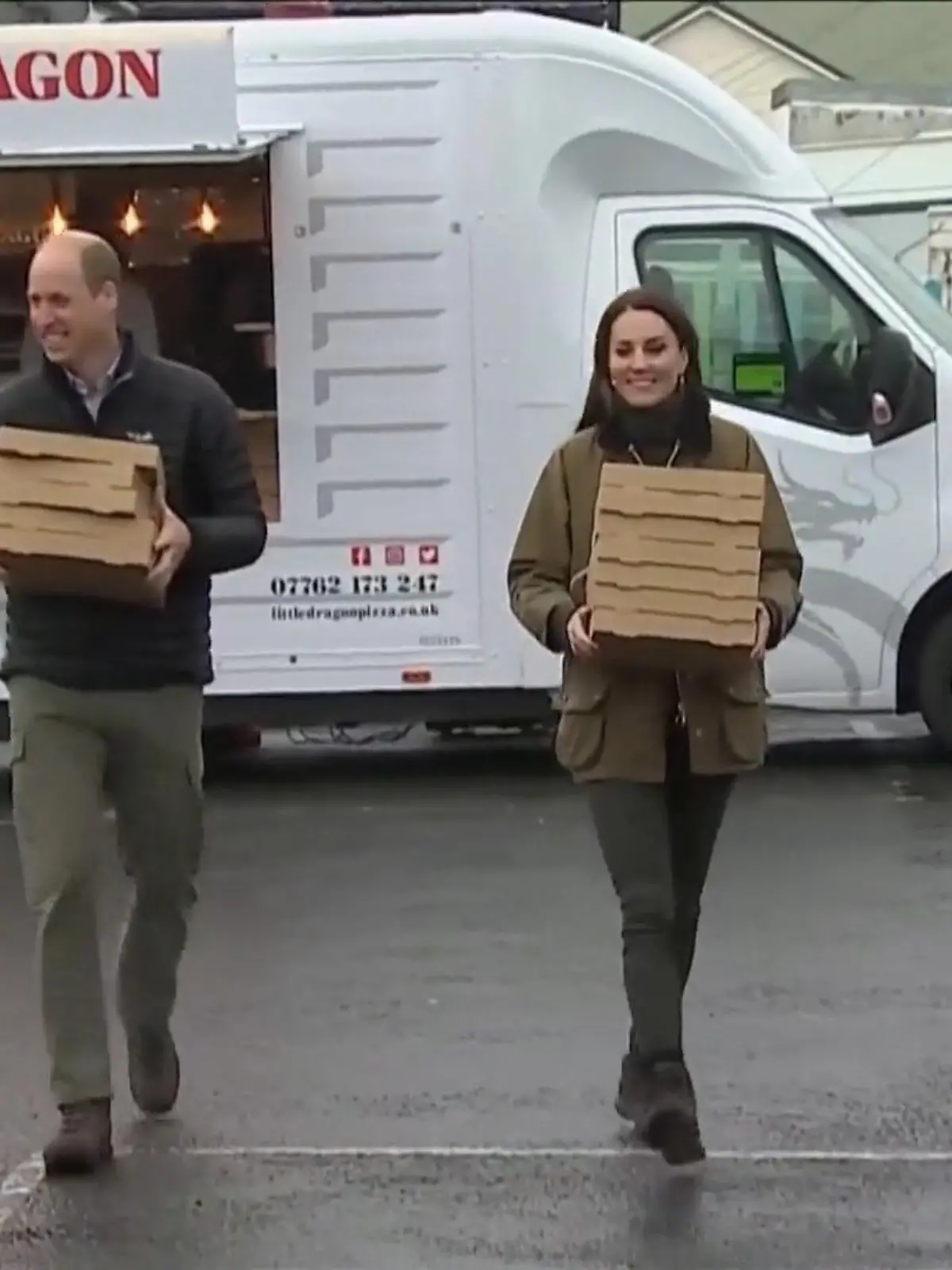 Bild zu: "Hier liefern Prinz William und Prinzessin Kate Pizza aus"
