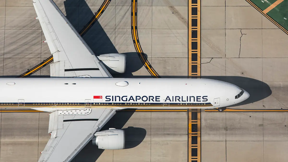 BOEING 777-300 SINGAPORE AIRLINES The most heavy airport of the world, Los Angeles Int. Is the primary international airport serving Los Angeles and its surrounding metropolitan area. October 12, 2022. Photo by Thomas Arnoux/ABACAPRESS.COM