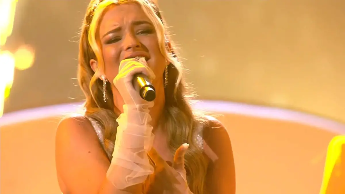 Monika hat "die beste Stimme dieser Staffel", findet Dieter Der Poptitan ist voll des Lobes