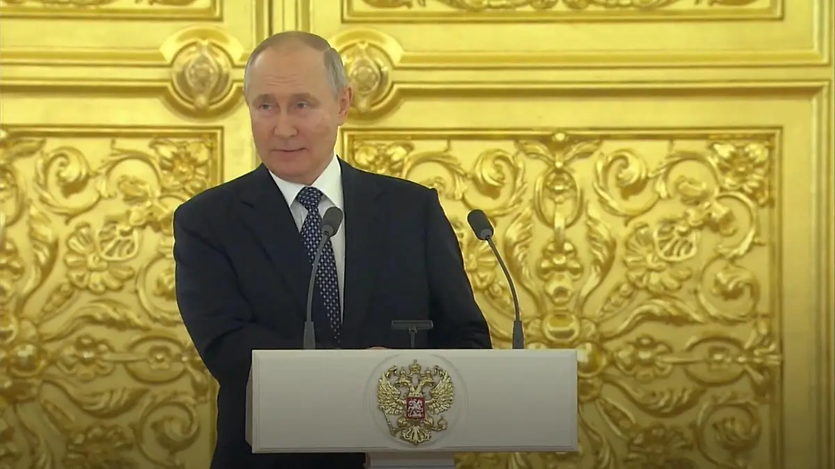 Klägliches Schweigen: Niemand applaudiert für Putin Peinliche Putin-Panne