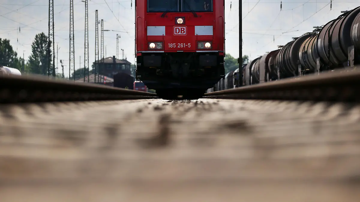 ARCHIV - Ein mit «Flüsterbremsen» ausgerüsteter Güterzug steht am 16.07.2014 in Köln (Nordrhein-Westfalen) auf einem Gleis.  Foto: Oliver Berg/dpa (zu dpa «Deutsche Bahn - Jahreszahlen» vom 16.03.2016) +++(c) dpa - Bildfunk+++