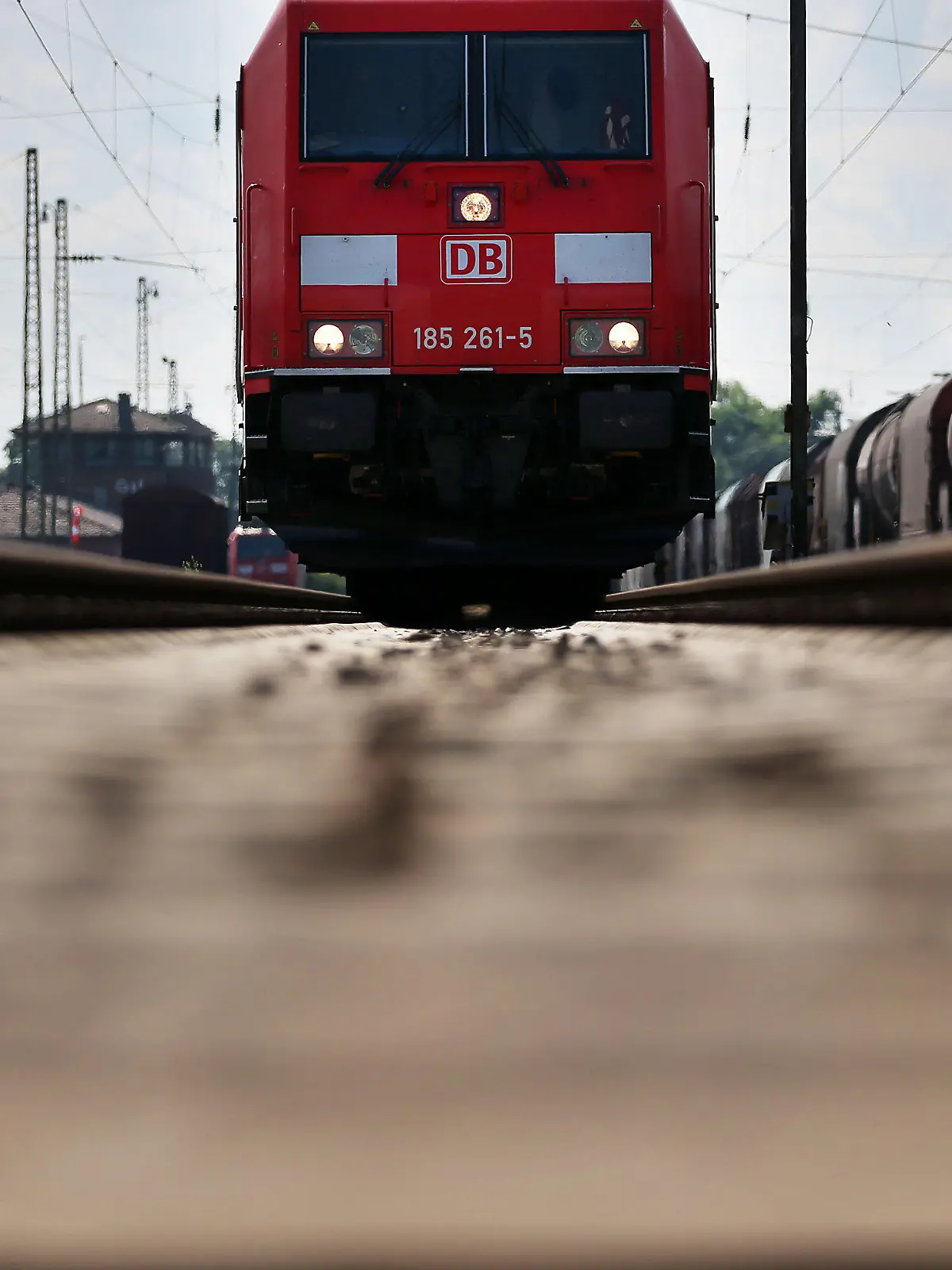 ARCHIV - Ein mit «Flüsterbremsen» ausgerüsteter Güterzug steht am 16.07.2014 in Köln (Nordrhein-Westfalen) auf einem Gleis.  Foto: Oliver Berg/dpa (zu dpa «Deutsche Bahn - Jahreszahlen» vom 16.03.2016) +++(c) dpa - Bildfunk+++