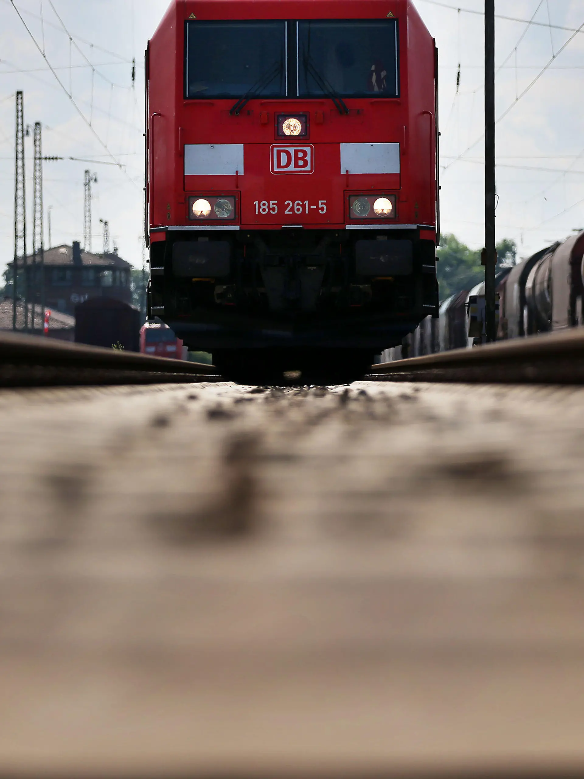 ARCHIV - Ein mit «Flüsterbremsen» ausgerüsteter Güterzug steht am 16.07.2014 in Köln (Nordrhein-Westfalen) auf einem Gleis.  Foto: Oliver Berg/dpa (zu dpa «Deutsche Bahn - Jahreszahlen» vom 16.03.2016) +++(c) dpa - Bildfunk+++