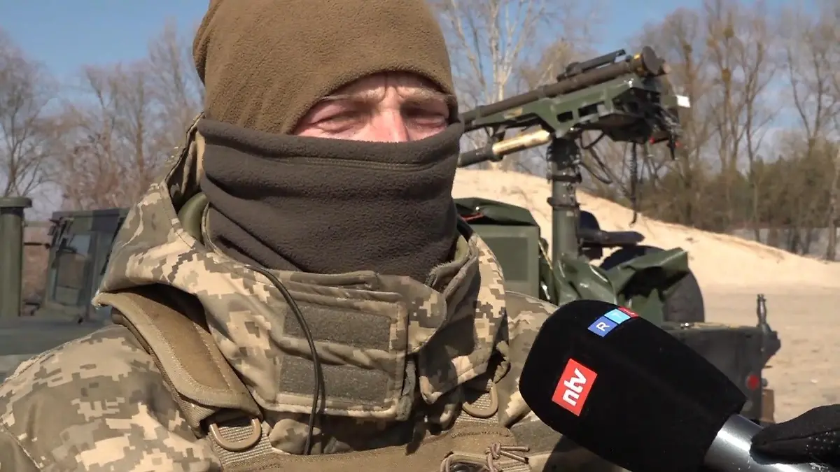 "Wir wehren ihre Angriffe erfolgreich ab" Drohnenjäger in der Ukraine