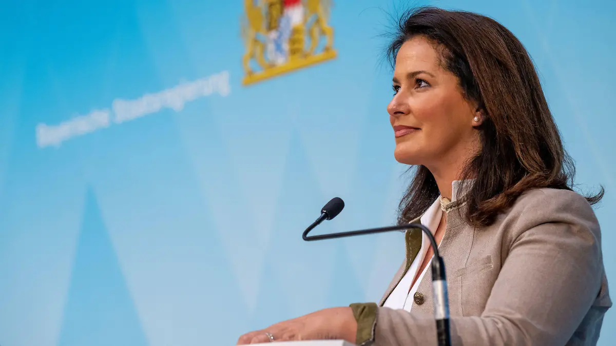 ARCHIV - 02.08.2022, Bayern, München: Michaela Kaniber, Staatsministerin für Ernährung, Landwirtschaft und Forsten (CSU), nimmt nach der Sitzung des bayerischen Kabinetts an der abschließenden Pressekonferenz teil. (zu dpa: «Kaniber bei Autounfall verletzt - Zur Beobachtung im Krankenhaus») Foto: Peter Kneffel/dpa +++ dpa-Bildfunk +++