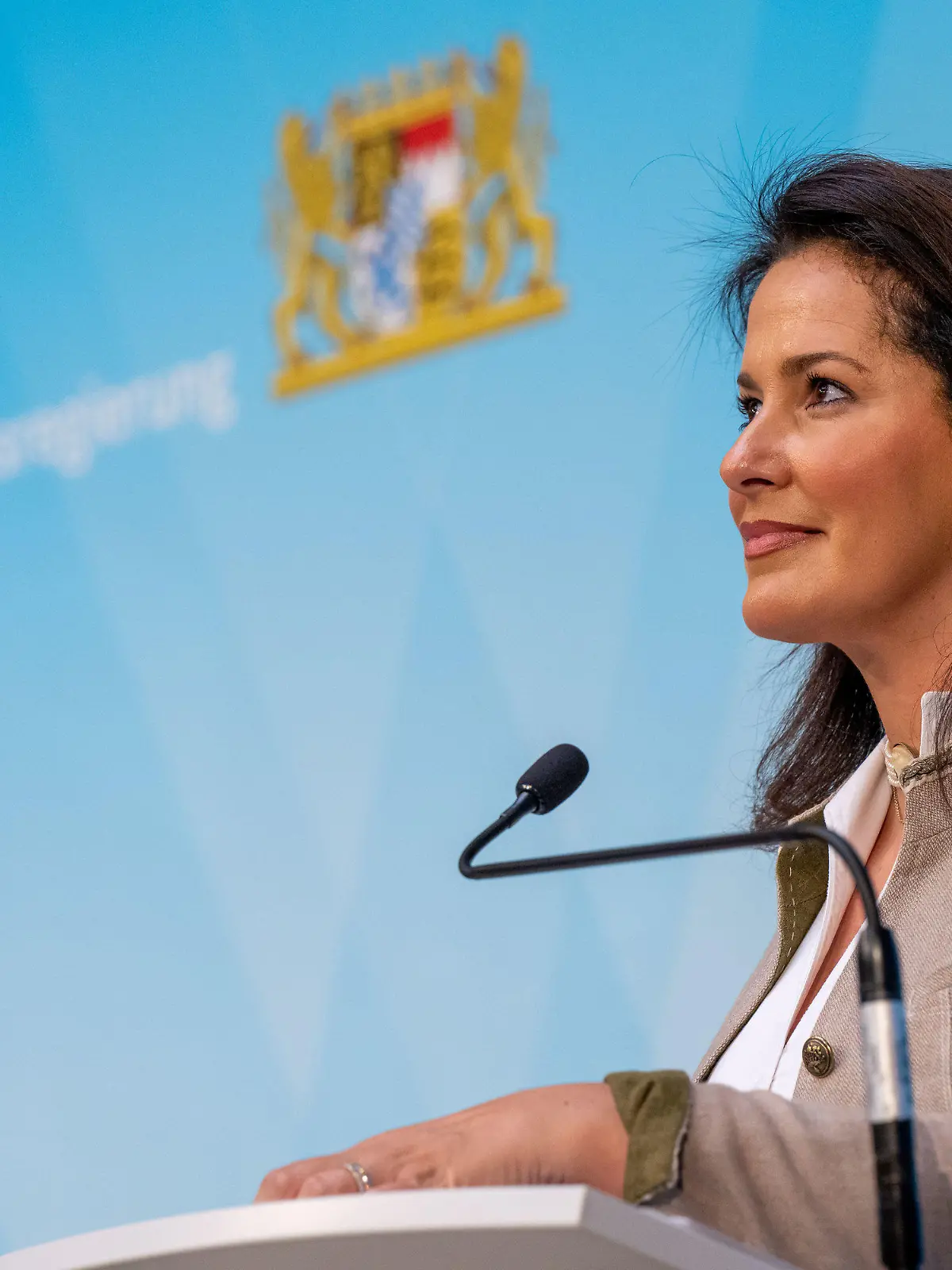ARCHIV - 02.08.2022, Bayern, München: Michaela Kaniber, Staatsministerin für Ernährung, Landwirtschaft und Forsten (CSU), nimmt nach der Sitzung des bayerischen Kabinetts an der abschließenden Pressekonferenz teil. (zu dpa: «Kaniber bei Autounfall verletzt - Zur Beobachtung im Krankenhaus») Foto: Peter Kneffel/dpa +++ dpa-Bildfunk +++