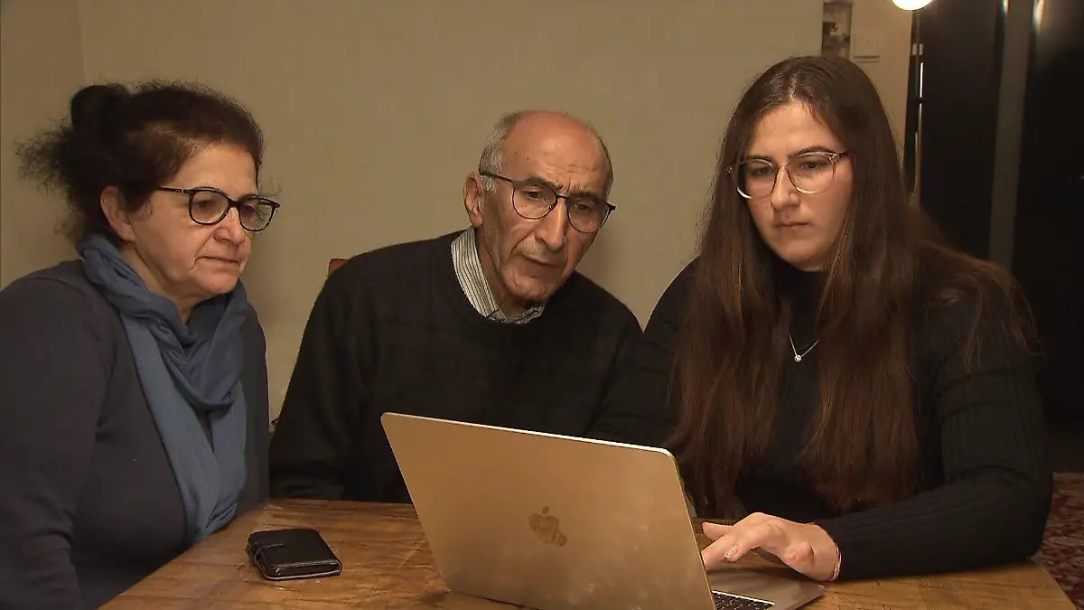 Shanaz, Hossein und Nina Mohammadi in Gießen am Laptop.