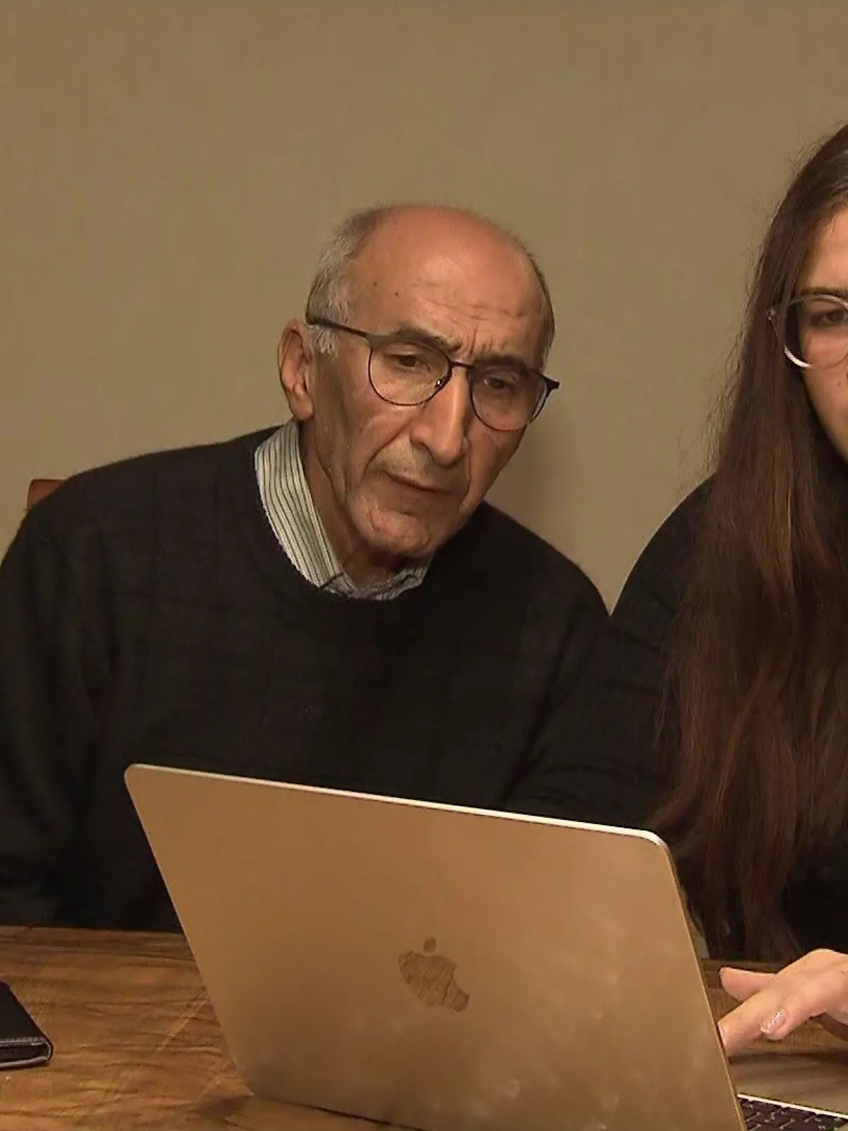 Shanaz, Hossein und Nina Mohammadi in Gießen am Laptop.
