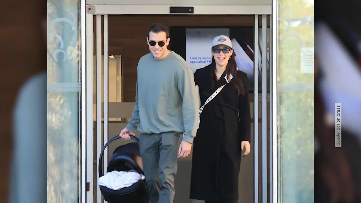 Hier verlässt Aurora Ramazzotti mit Cesare das Krankenhaus Zuckersüße Schnappschüsse