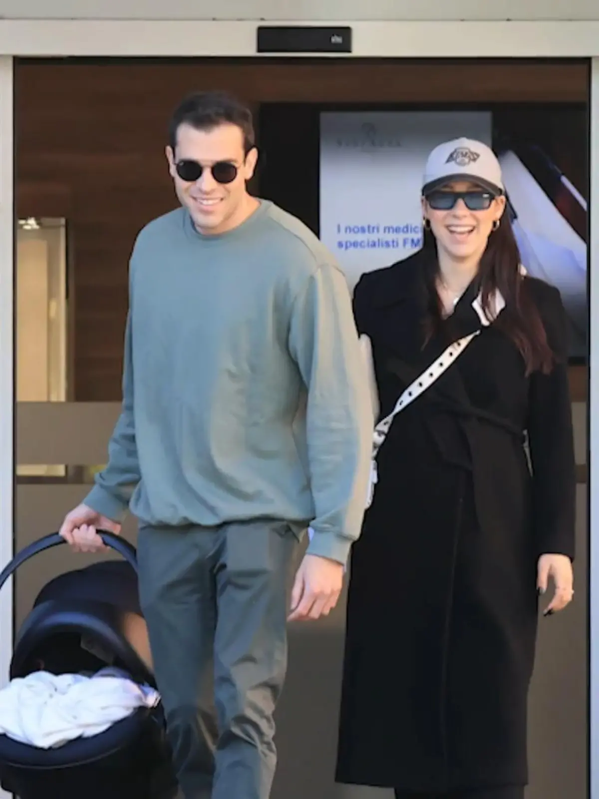 Bild zu: "Hier verlässt Aurora Ramazzotti mit Cesare das Krankenhaus"