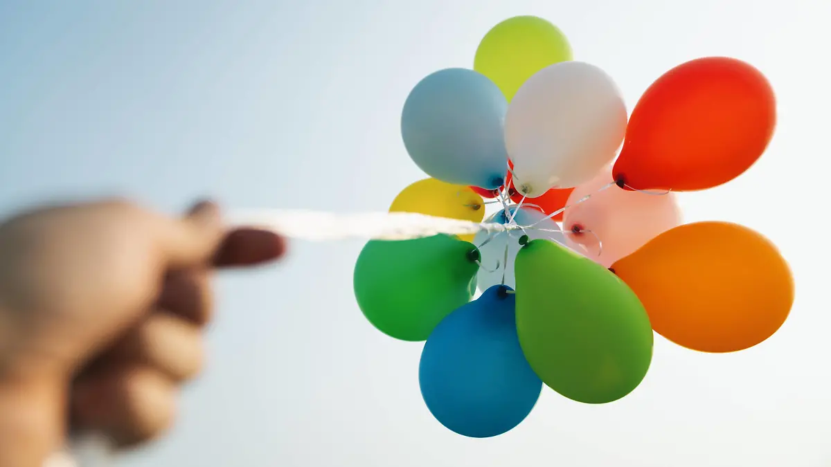 Hand hält bunte Luftballons STIMMUNGEN / creative *** Hand holds colorful balloons MOODS creative PUBLICATIONxINxGERxSUIxAUTxONLY Copyright: rclassenx/xPhotocase photocase_2400160  