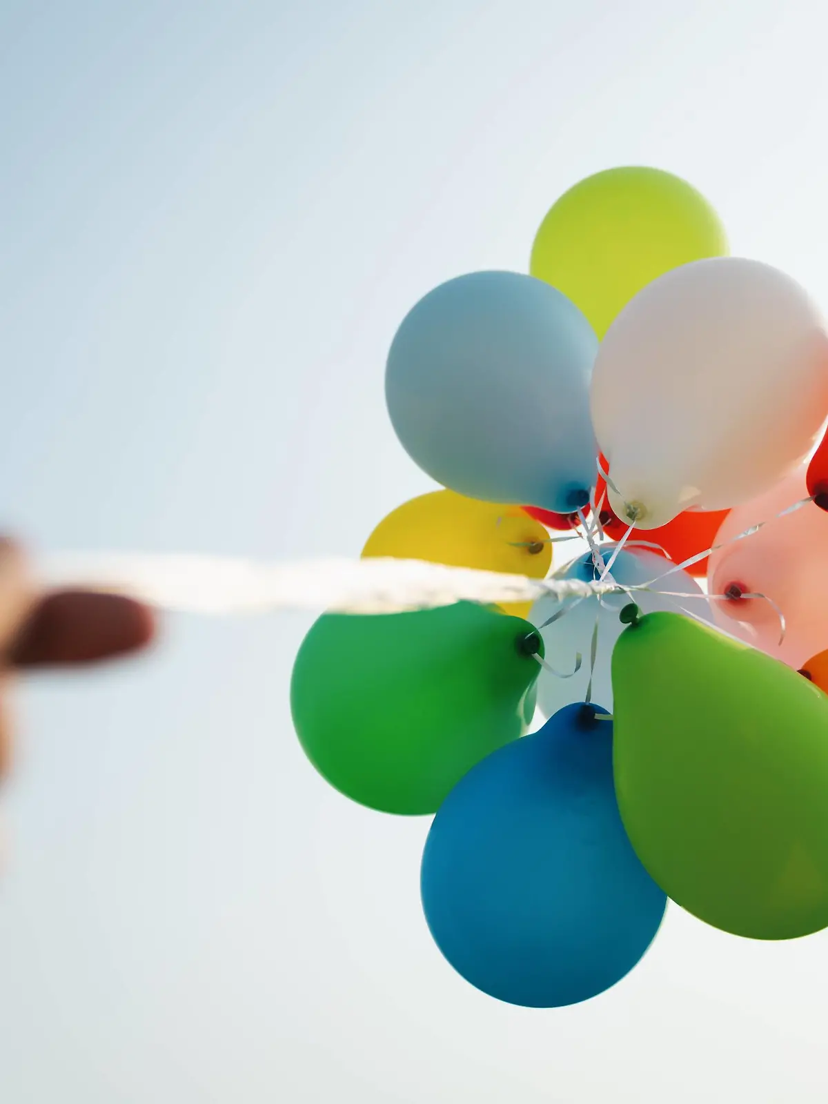 Hand hält bunte Luftballons STIMMUNGEN / creative *** Hand holds colorful balloons MOODS creative PUBLICATIONxINxGERxSUIxAUTxONLY Copyright: rclassenx/xPhotocase photocase_2400160  