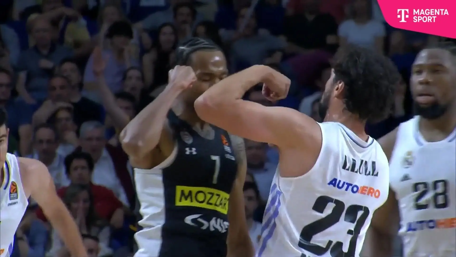 Massenschlägerei in der EuroLeague Basketballer rasten aus