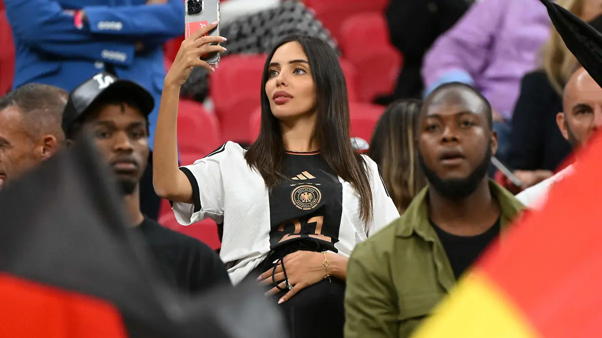 Fussball, Herren, Saison 2022/23, WM in Katar, Gruppe E (2. Spieltag), Spanien - Deutschland im Al-Bayt Stadium in Al-Khor, Sara Arfaoui, Freundin von Ilkay Gündogan (Deutschland) auf der Tribüne, 27.11. 2022, Foto: Matthias Koch