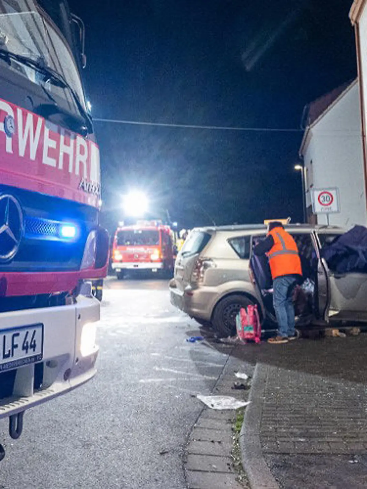 25.11.2022, Hessen, Brechen: Fahrzeuge der Feuerwehr sind nach einem Unfall im Einsatz. Eine 32 Jahre alte Mutter ist in Brechen-Werschau (Landkreis Limburg-Weilburg) bei dem Unfall ums Leben gekommen, als der Wagen ihrer Familie gegen eine Hauswand prallte. Ihre Kinder im Alter von zwölf, acht und einem Jahr sowie der 34-jährige Vater wurden schwer verletzt, wie die Polizei mitteilte. Foto: Keutz TV-NEWS/dpa - ACHTUNG: Bildteile wurden aus Gründen der Pietät gepixelt +++ dpa-Bildfunk +++