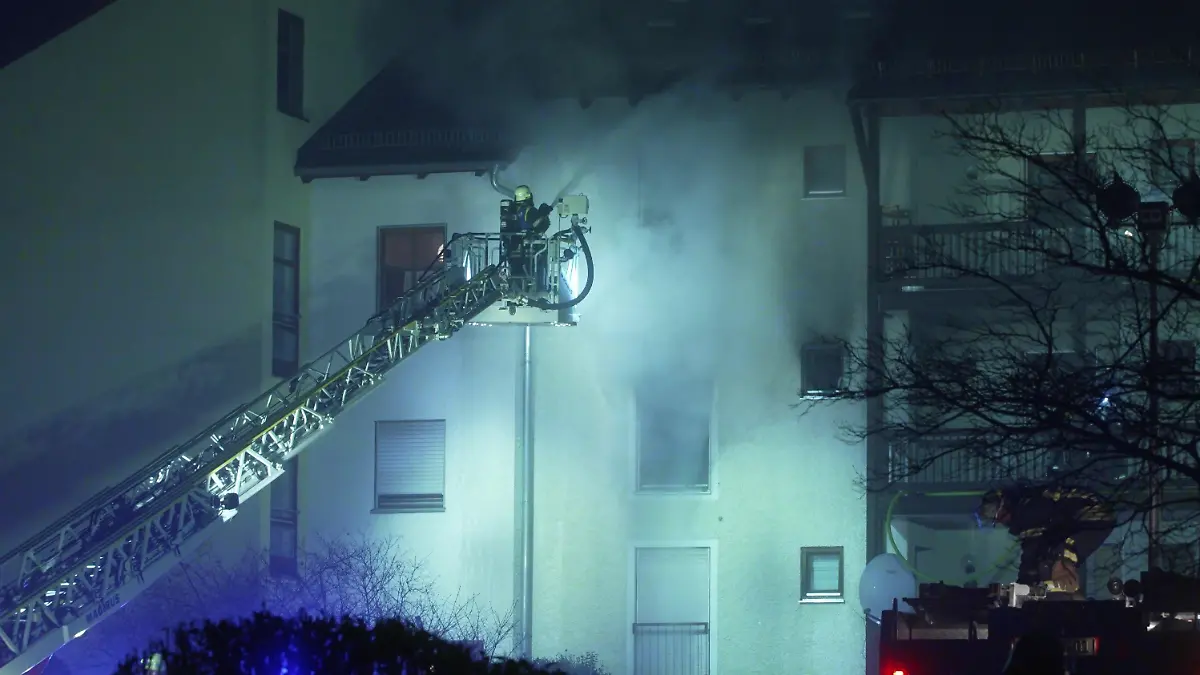 27.11.2022, Bayern, Peißenberg: Feuerwehrleute im Einsatz bei einem Brand in einem Mehrfamilienwohnhaus. Bei dem Brand sind zwei Menschen ums Leben gekommen. Vermutlich durch die Brandgase entwickelten sich dabei auch Explosionsgeräusche, wie ein Sprecher des Polizeipräsidiums Oberbayern Süd am Sonntag sagte. Foto: Dominik Bartl/dpa +++ dpa-Bildfunk +++