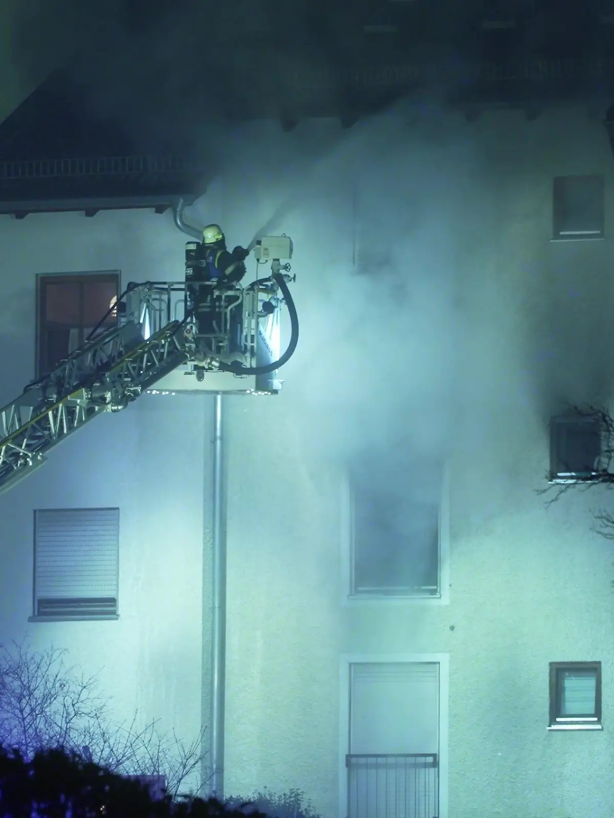 27.11.2022, Bayern, Peißenberg: Feuerwehrleute im Einsatz bei einem Brand in einem Mehrfamilienwohnhaus. Bei dem Brand sind zwei Menschen ums Leben gekommen. Vermutlich durch die Brandgase entwickelten sich dabei auch Explosionsgeräusche, wie ein Sprecher des Polizeipräsidiums Oberbayern Süd am Sonntag sagte. Foto: Dominik Bartl/dpa +++ dpa-Bildfunk +++
