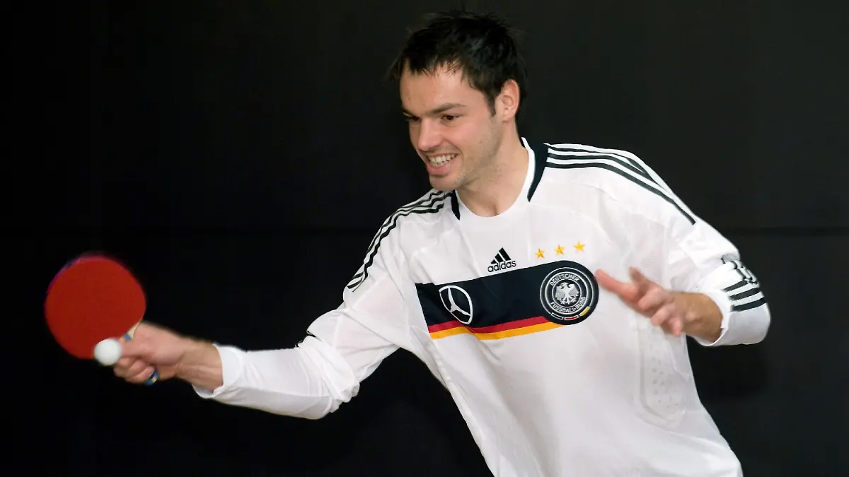 Der Fußball-Nationalspieler Heiko Westermann spielt Tischtennis am Dienstag (18.11.2008) vor einer Pressekonferenz in Berlin. Die Schützlinge von Bundestrainer Löw treffen am kommenden Mittwoch im Olympiastadion auf die Auswahl der Engländer zu einem Freundschaftsspiel. Foto: Markus Gillar dpa/lbn +++(c) dpa - Bildfunk+++