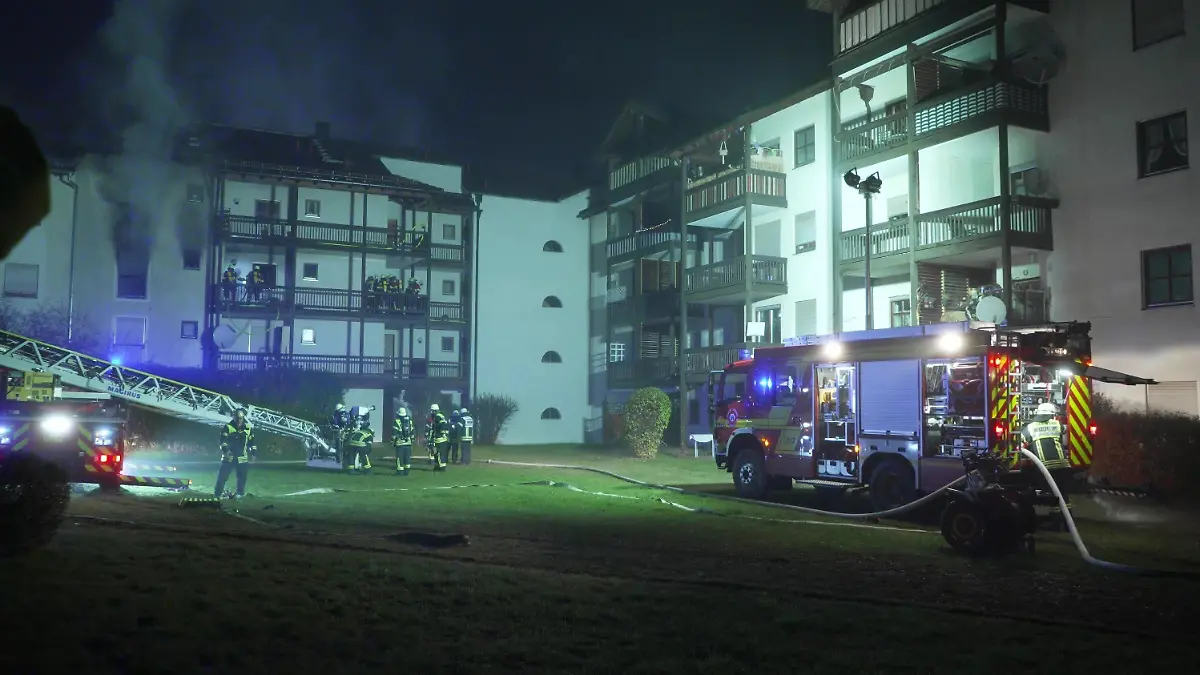 27.11.2022, Bayern, Peißenberg: Feuerwehrleute im Einsatz bei einem Brand in einem Mehrfamilienwohnhaus. Bei dem Brand sind zwei Menschen ums Leben gekommen. Vermutlich durch die Brandgase entwickelten sich dabei auch Explosionsgeräusche, wie ein Sprecher des Polizeipräsidiums Oberbayern Süd am Sonntag sagte. Foto: Dominik Bartl/dpa +++ dpa-Bildfunk +++