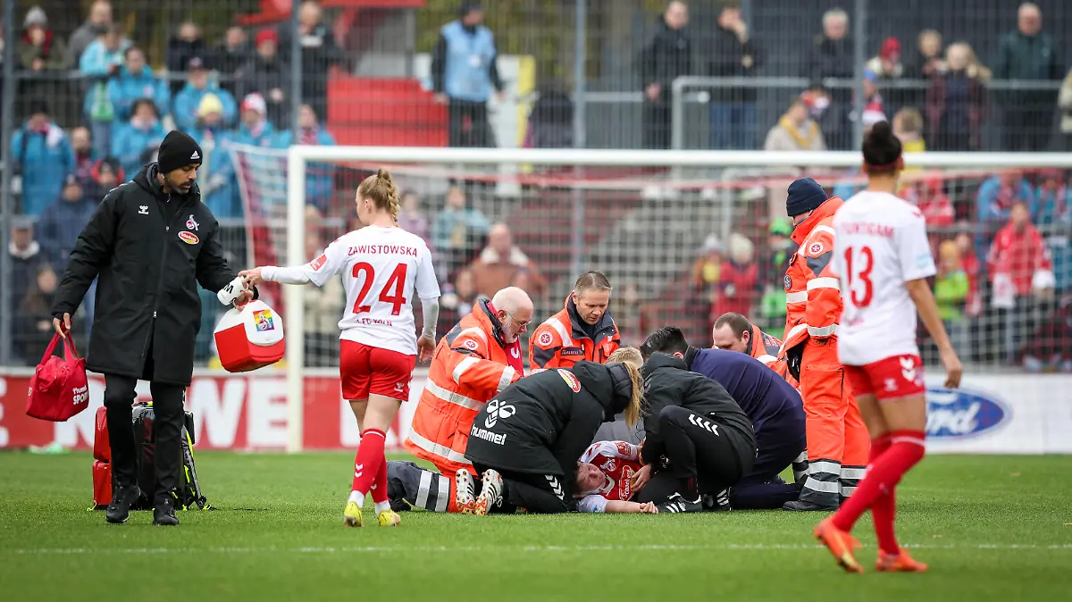 DFB-Pokal Frauen 1. FC Koeln vs. VfL Wolfsburg, 27.11.2022 Adriana Achcinska 9, 1. FC Koeln verletzt sich und muss vom Platz getragen werdenn waehrend der Begegnung 1. FC Koeln vs. VfL Wolfsburg im Viertelfinale des DFB-Pokals der Frauen am 27.11.2022 im Franz-Kremer-Stadion in Koeln Nordrhein-Westfalen. DFL REGULATIONS PROHIBIT ANY USE OF PHOTOGRAPHS AS IMAGE SEQUENCES AND/OR QUASI-VIDEO. *** DFB Pokal Frauen 1 FC Koeln vs VfL Wolfsburg, 27 11 2022 Adriana Achcinska 9, 1 FC Koeln injured and has to be carried off the pitch during the match 1 FC Koeln vs VfL Wolfsburg in the quarterfinals of the DFB Pokal Frauen on 27 11 2022 at Franz Kremer Stadion in Koeln Nordrhein Westfalen DFL REGULATIONS PROHIBIT ANY USE OF PHOTOGRAPHS AS IMAGE SEQUENCES AND OR QUASI VIDEO Copyright: xBEAUTIFULxSPORTS/AxelxKohringx