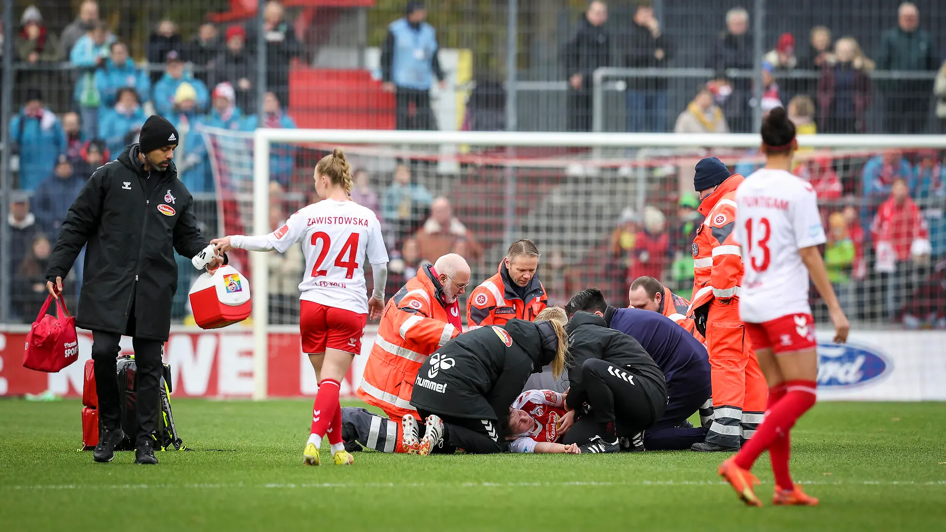  DFB-Pokal Frauen 1. FC Koeln vs. VfL Wolfsburg, 27.11.2022 Adriana Achcinska  9, 1. FC Koeln verletzt sich und muss vom Platz getragen werdenn waehrend der Begegnung 1. FC Koeln vs. VfL Wolfsburg im Viertelfinale des DFB-Pokals der Frauen am 27.11.2022 im Franz-Kremer-Stadion in Koeln Nordrhein-Westfalen. DFL REGULATIONS PROHIBIT ANY USE OF PHOTOGRAPHS AS IMAGE SEQUENCES AND/OR QUASI-VIDEO. *** DFB Pokal Frauen 1 FC Koeln vs VfL Wolfsburg, 27 11 2022 Adriana Achcinska 9, 1 FC Koeln injured and has to be carried off the pitch during the match 1 FC Koeln vs VfL Wolfsburg in the quarterfinals of the DFB Pokal Frauen on 27 11 2022 at Franz Kremer Stadion in Koeln Nordrhein Westfalen DFL REGULATIONS PROHIBIT ANY USE OF PHOTOGRAPHS AS IMAGE SEQUENCES AND OR QUASI VIDEO Copyright: xBEAUTIFULxSPORTS/AxelxKohringx