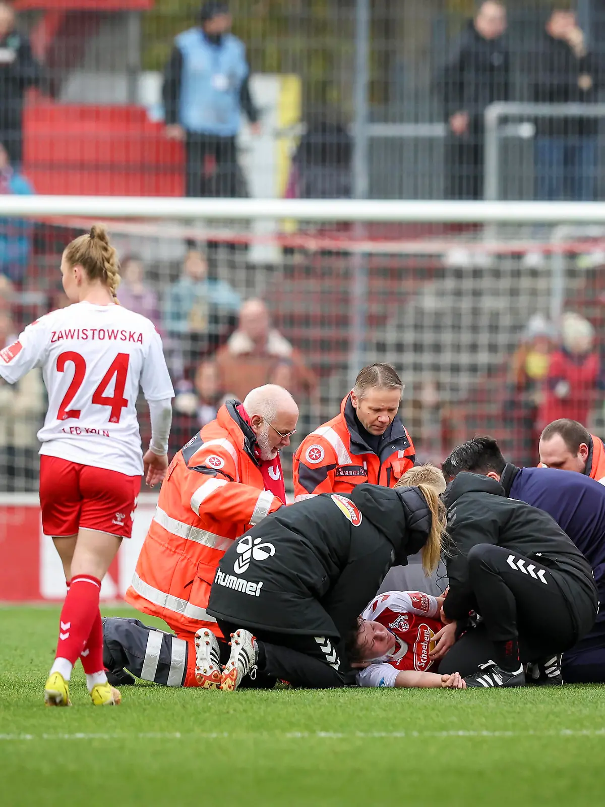  DFB-Pokal Frauen 1. FC Koeln vs. VfL Wolfsburg, 27.11.2022 Adriana Achcinska  9, 1. FC Koeln verletzt sich und muss vom Platz getragen werdenn waehrend der Begegnung 1. FC Koeln vs. VfL Wolfsburg im Viertelfinale des DFB-Pokals der Frauen am 27.11.2022 im Franz-Kremer-Stadion in Koeln Nordrhein-Westfalen. DFL REGULATIONS PROHIBIT ANY USE OF PHOTOGRAPHS AS IMAGE SEQUENCES AND/OR QUASI-VIDEO. *** DFB Pokal Frauen 1 FC Koeln vs VfL Wolfsburg, 27 11 2022 Adriana Achcinska 9, 1 FC Koeln injured and has to be carried off the pitch during the match 1 FC Koeln vs VfL Wolfsburg in the quarterfinals of the DFB Pokal Frauen on 27 11 2022 at Franz Kremer Stadion in Koeln Nordrhein Westfalen DFL REGULATIONS PROHIBIT ANY USE OF PHOTOGRAPHS AS IMAGE SEQUENCES AND OR QUASI VIDEO Copyright: xBEAUTIFULxSPORTS/AxelxKohringx