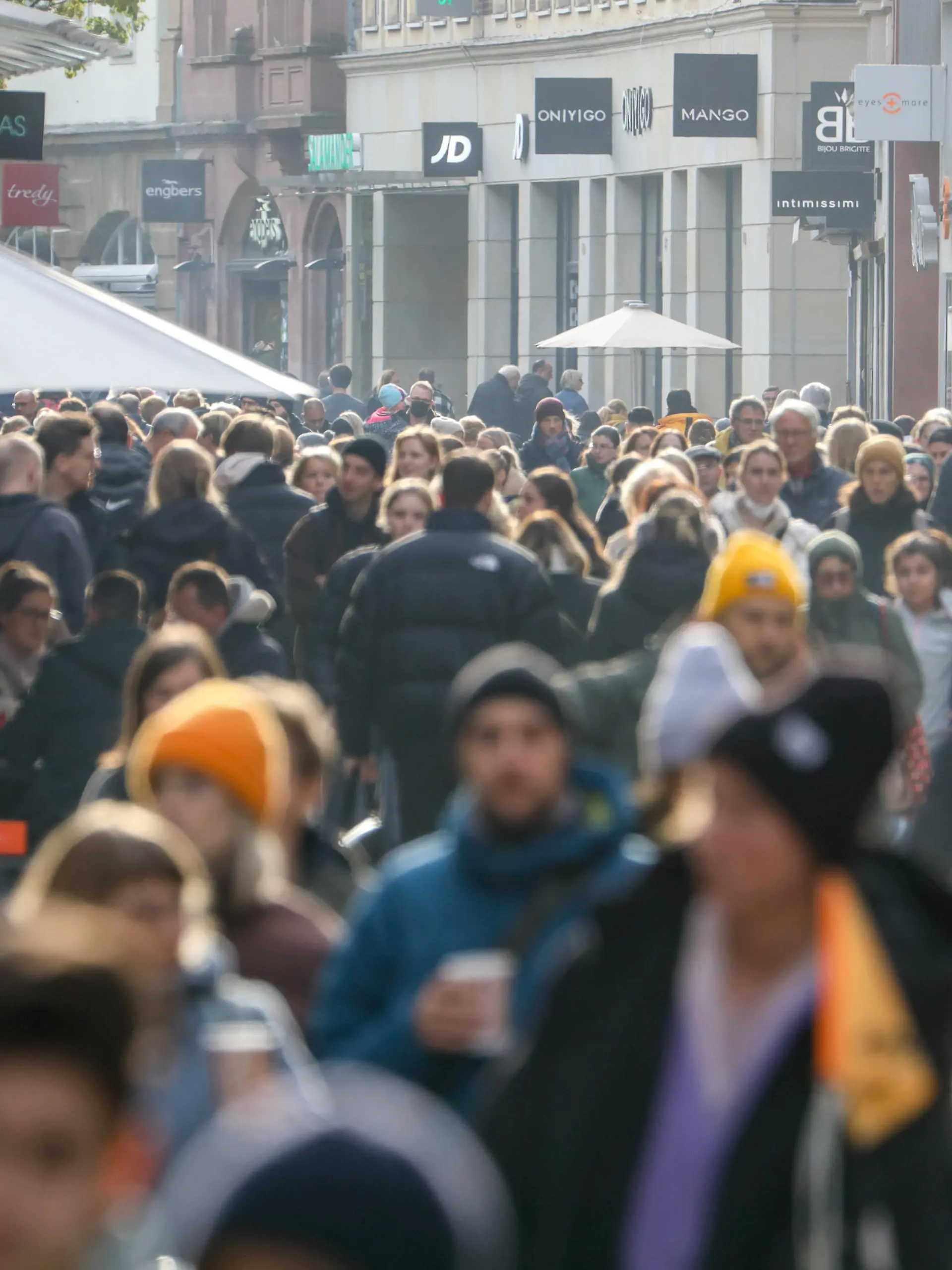  Einkaufen in der Vorweihnachtszeit DEU, Deutschland, Nordrhein-Westfalen, Münster, 26.11.2022: Einkaufen am Samstag vor dem Ersten Advent, Impressionen aus der Innenstadt von Münster. Zahlreiche Passanten sind in der Fußgängerzone Ludgeristraße unterwegs. *** Shopping in the pre-Christmas period DEU, Germany, North Rhine Westphalia, Münster, 26 11 2022 Shopping on Saturday before the First Advent, impressions from the city center of Münster Numerous passers-by are on the pedestrian zone Ludgeristraße