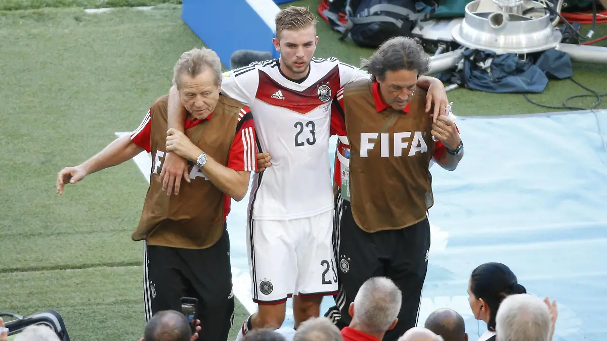 (140713) -- RIO DE JANEIRO, July 13, 2014 (Xinhua) -- Germany s Christoph Kramer leaves the field during the final match between Germany and Argentina of 2014 FIFA World Cup at the Estadio do Maracana Stadium in Rio de Janeiro, Brazil, on July 13, 2014. (Xinhua/Liao Yujie)(rh) (SP)BRAZIL-RIO DE JANEIRO-WORLD CUP 2014-FINAL-GERMANY VS ARGENTINA PUBLICATIONxNOTxINxCHN
Rio de Janeiro July 13 2014 Xinhua Germany s Christoph Kramer leaves The Field during The Final Match between Germany and Argentina of 2014 FIFA World Cup AT The Estadio Do Mara Cana Stage in Rio de Janeiro Brazil ON July 13 2014 Xinhua Liao Yujie RH SP Brazil Rio de Janeiro World Cup 2014 Final Germany vs Argentina PUBLICATIONxNOTxINxCHN
