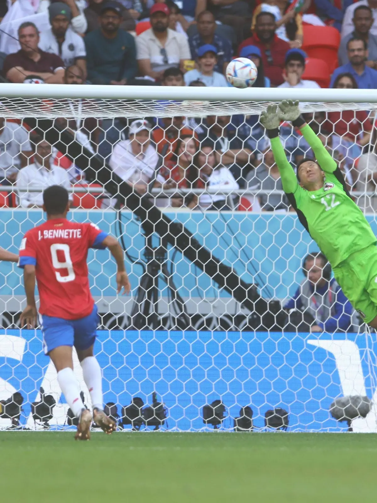 Mandatory Credit: Photo by Kieran McManus/Shutterstock 13634881bx Goalkeeper Shuichi Gonda of Japan fails to stop the shot of Keysher Fuller of Costa Rica. Japan v Costa Rica, FIFA World Cup, WM, Weltmeisterschaft, Fussball 2022, Group E, Football, Ahmad Bin Ali Stadium, Ar-Rayyan, Qatar - 27 Nov 2022 Editorial Use Only Japan v Costa Rica, FIFA World Cup 2022, Group E, Football, Ahmad Bin Ali Stadium, Ar-Rayyan, Qatar - 27 Nov 2022 Editorial Use Only PUBLICATIONxINxGERxSUIxAUTxHUNxGRExMLTxCYPxROUxBULxUAExKSAxONLY Copyright: xKieranxMcManus/Shutterstockx 13634881bx 