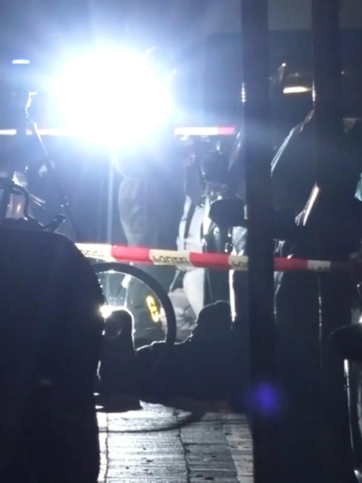 In der Innenstadt in Krefeld (NRW) wurde am Montagabend eine Person erschossen. Das bestätigt die Polizei Krefeld auf RTL-Anfrage. Demnach kam es in der Garnstraße zu einer Schussabgabe. Weitere Hintergründe nannte die Polizei nicht und verwies auf eine Stellungnahme der Staatsanwaltschaft am Dienstag.