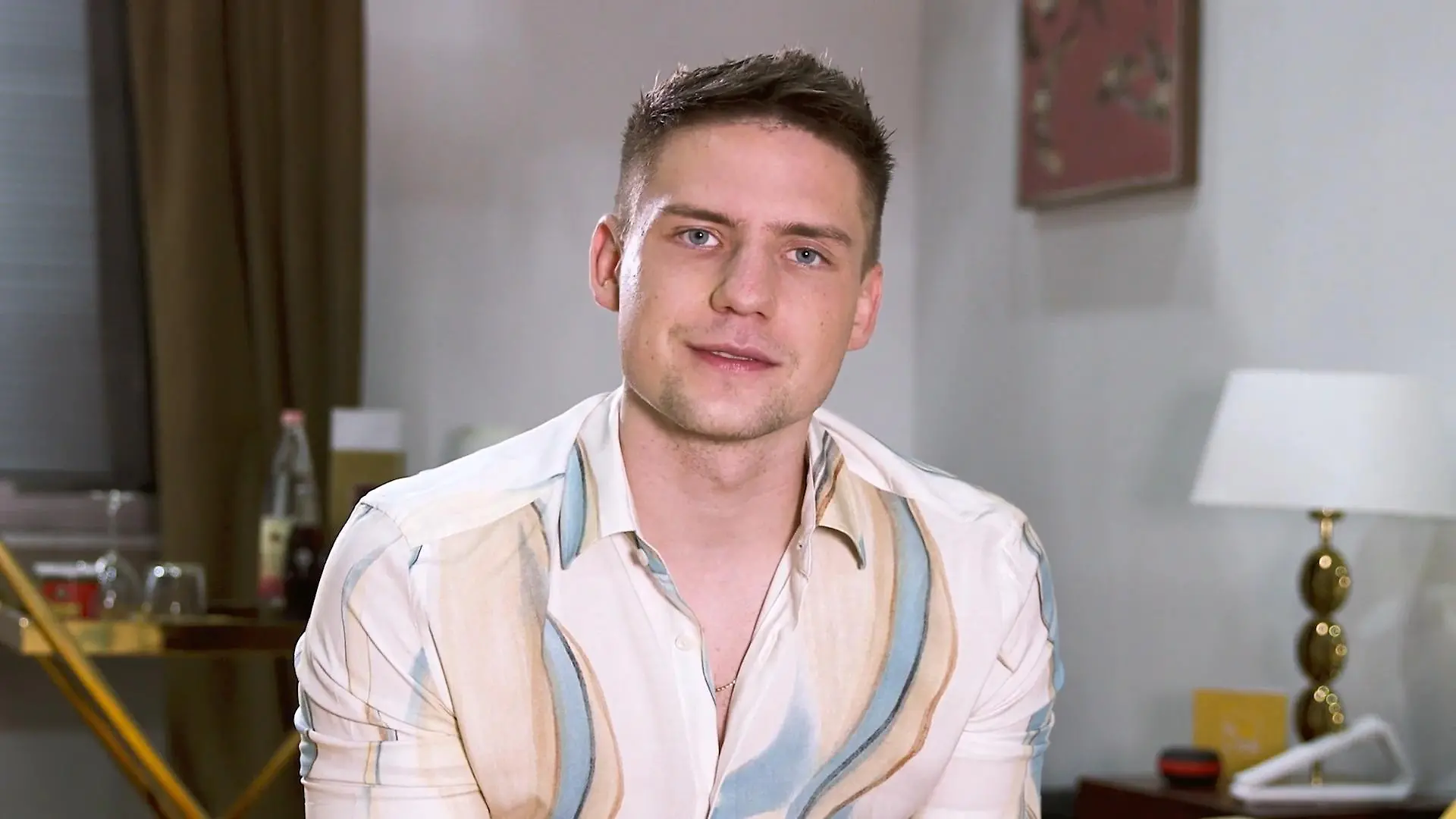 So hat GZSZ-Star Lennart Borchert den Escort-Dreh erlebt Moritz landet mit Kunden im Bett