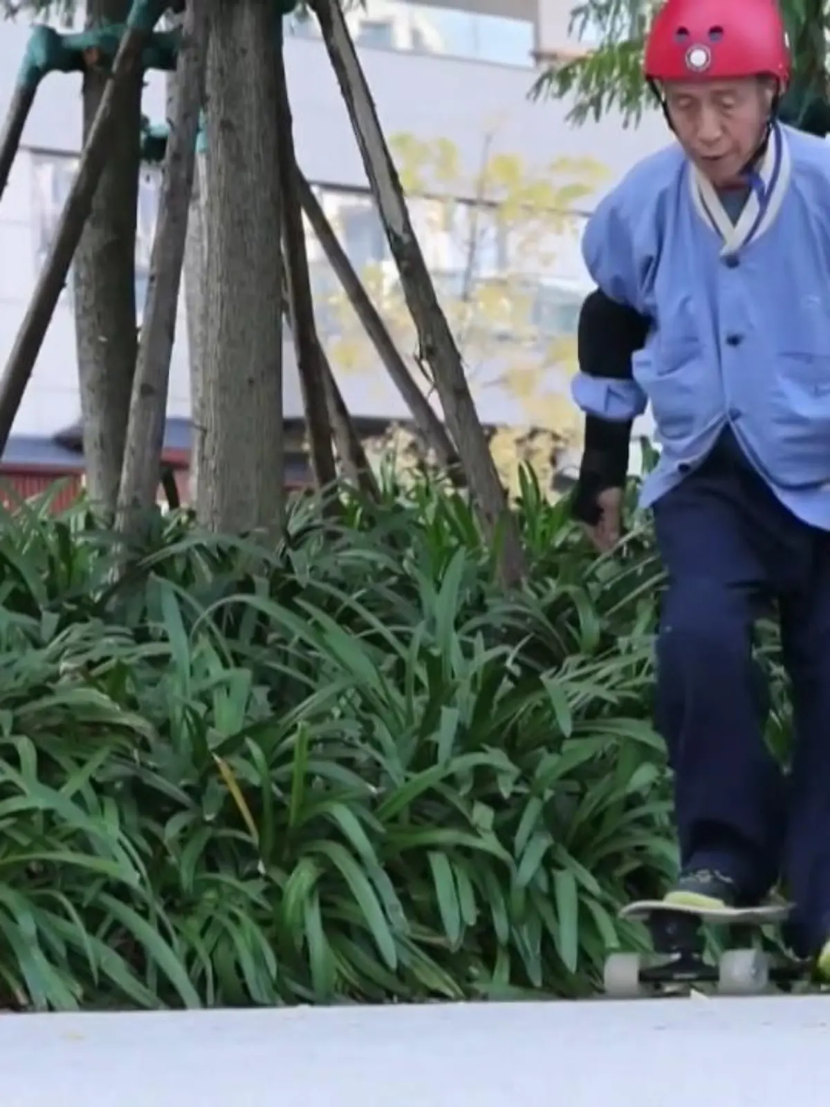 Li Mingqin ist in seiner Heimatstadt Chengdu, China, bekannt als der Mann, der an seinem Lebensabend mit dem Skateboarden angefangen hat. Vor einigen Monaten hat der 84-Jährige beim Fahrradfahren einige Skater gesehen, die sein Interesse an den Rollbrettern geweckt haben. Kurz darauf steht er selbst auf einem – ganz zum Leidwesen seiner Familie.