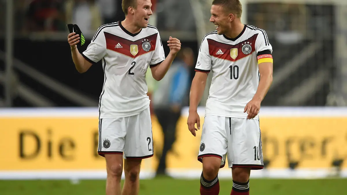 03.09.2014, Fussball, Saison 2014/15, DFB Laenderspiel in Duesseldorf, Deutschland - Argentinien Kevin Grosskreutz (Kevin Großkreutz, Deutschland), li., und Lukas Podolski (Deutschland) nach dem Spiel.03 09 2014 Football Season 2014 15 DFB Country game in Duesseldorf Germany Argentina Kevin Großkreutz Kevin Großkreutz Germany left and Lukas Podolski Germany After the Game