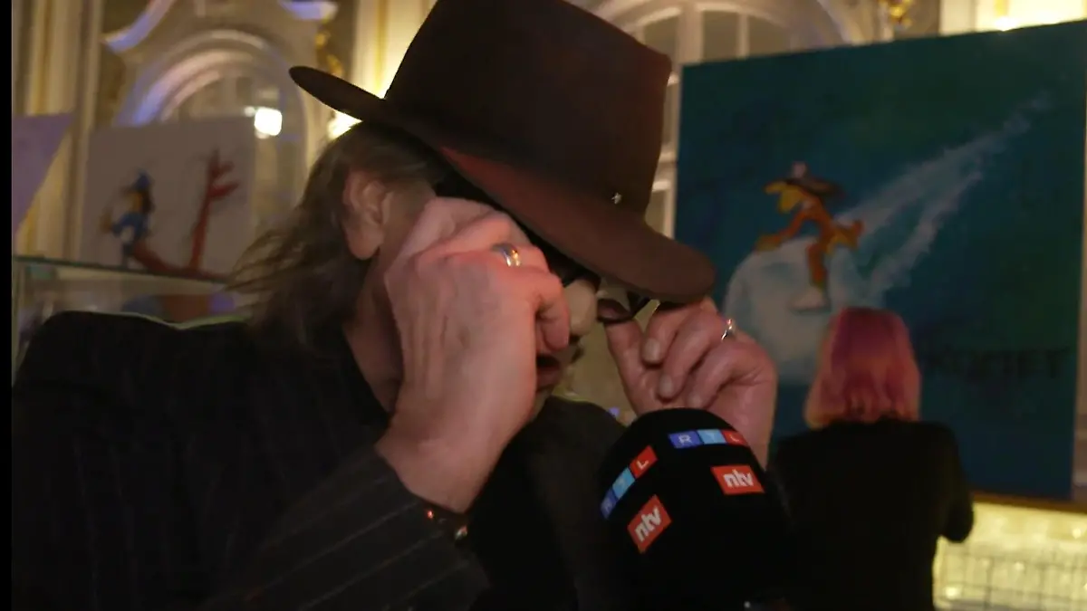 Bei einer Preisverleihung zeigt er seine Augen Udo Lindenberg ohne Brille