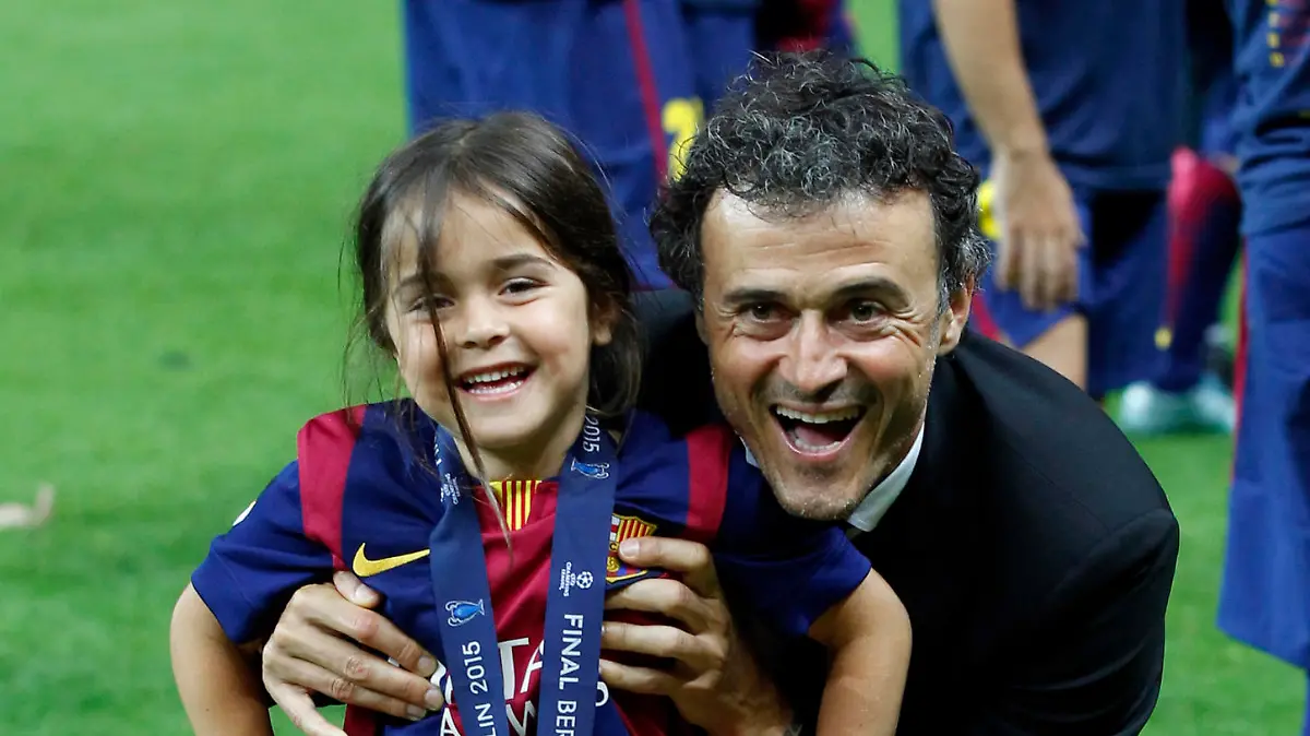 Barcelona's head coach Luis Enrique celebrates with his daughter Xana on top of the trophy after winning 3-1 the Champions League final soccer match between Juventus Turin and FC Barcelona at the Olympic stadium in Berlin Saturday, June 6, 2015. (AP Photo/Michael Probst)