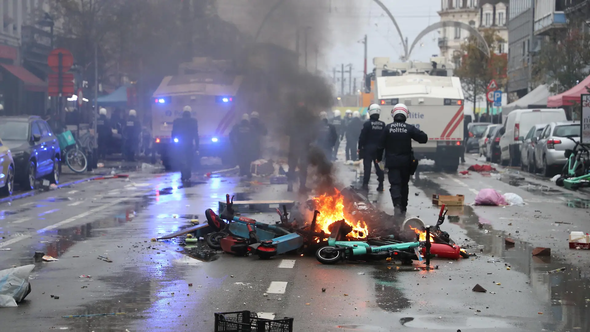 Illustration picture shows fire from a pile of rental e-steps lying in the middle of the street, in the center of Brussels, during a soccer game between Belgium s national team, Nationalteam the Red Devils and Morocco, in Group F of the FIFA 2022 World Cup, in Molenbeek, Brussels, on Sunday 27 November 2022. Lots of Brussels residents with and without Moroccan roots gather to watch the match with a Tajine-Frites theme. NICOLASxMAETERLINCK PUBLICATIONxNOTxINxBELxFRAxNED x54146940x 