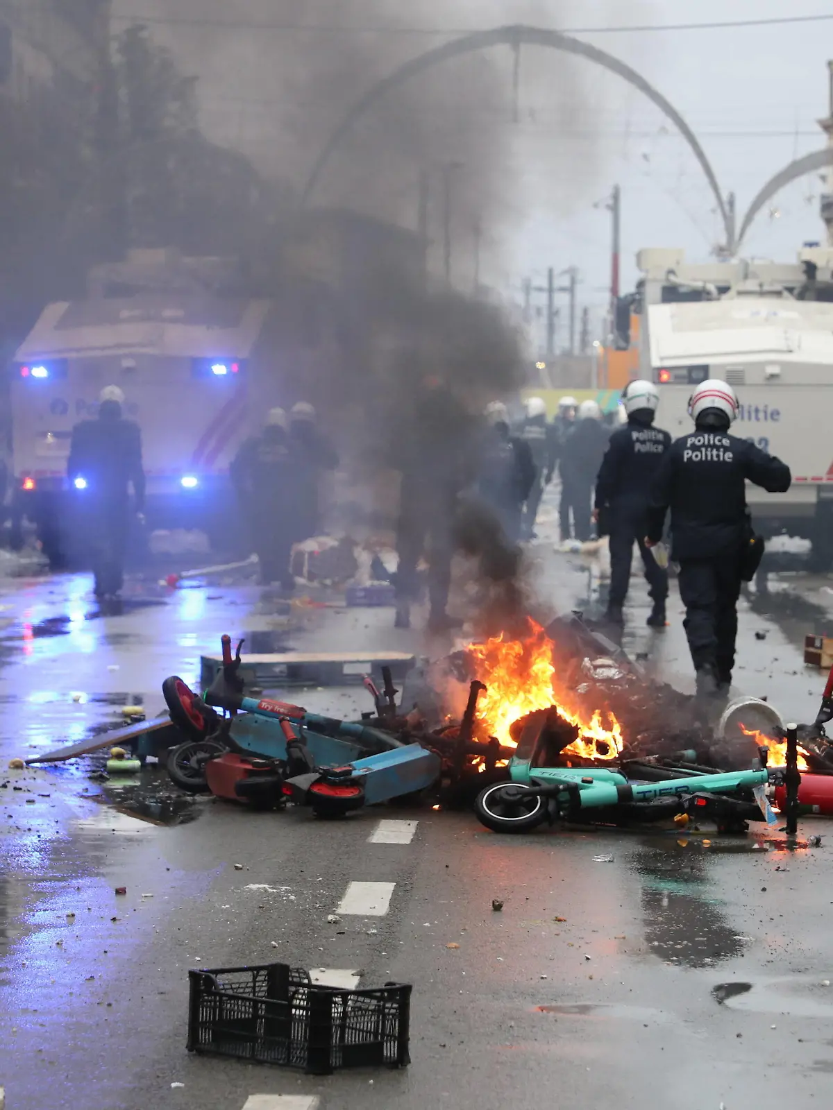 Illustration picture shows fire from a pile of rental e-steps lying in the middle of the street, in the center of Brussels, during a soccer game between Belgium s national team, Nationalteam the Red Devils and Morocco, in Group F of the FIFA 2022 World Cup, in Molenbeek, Brussels, on Sunday 27 November 2022. Lots of Brussels residents with and without Moroccan roots gather to watch the match with a Tajine-Frites theme. NICOLASxMAETERLINCK PUBLICATIONxNOTxINxBELxFRAxNED x54146940x 
