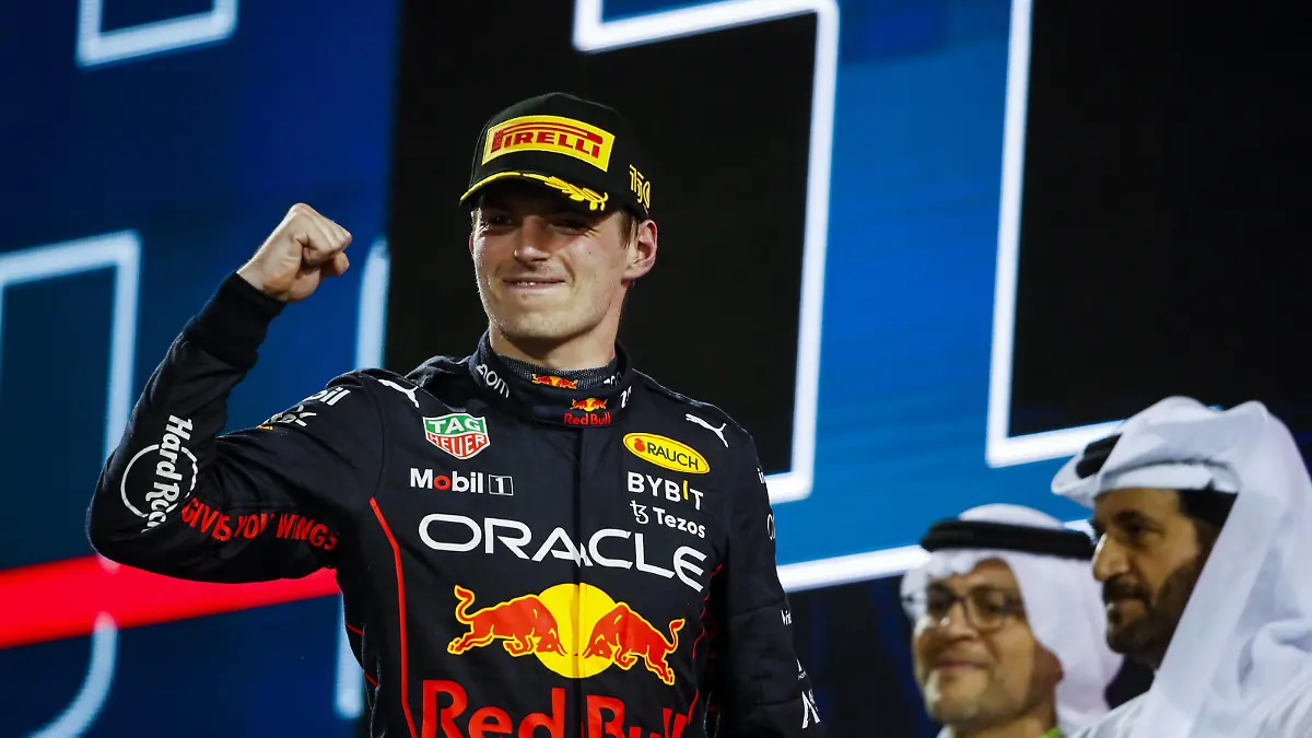 Sport Bilder des Tages VERSTAPPEN Max ned, Red Bull Racing RB18, portrait on the podium during the Formula 1 Etihad Airways Abu Dhabi Grand Prix 2022, 22nd round of the 2022 FIA Formula One World Championship, WM, Weltmeisterschaft from November 18 to 20, 2022 on the Yas Marina Circuit, in Yas Island, Abu Dhabi - F1 - ABU DHABI GRAND PRIX 2022 - RACE DPPI/Panoramic PUBLICATIONxNOTxINxFRAxITAxBEL 00122050__V2_7402.JPG