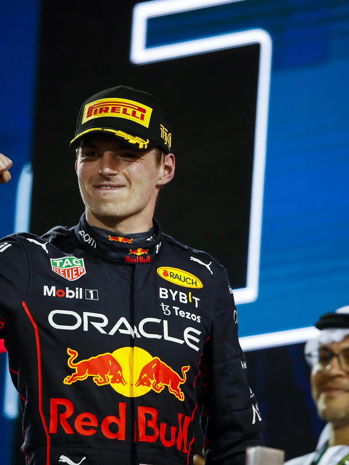Sport Bilder des Tages VERSTAPPEN Max ned, Red Bull Racing RB18, portrait on the podium during the Formula 1 Etihad Airways Abu Dhabi Grand Prix 2022, 22nd round of the 2022 FIA Formula One World Championship, WM, Weltmeisterschaft from November 18 to 20, 2022 on the Yas Marina Circuit, in Yas Island, Abu Dhabi - F1 - ABU DHABI GRAND PRIX 2022 - RACE DPPI/Panoramic PUBLICATIONxNOTxINxFRAxITAxBEL 00122050__V2_7402.JPG