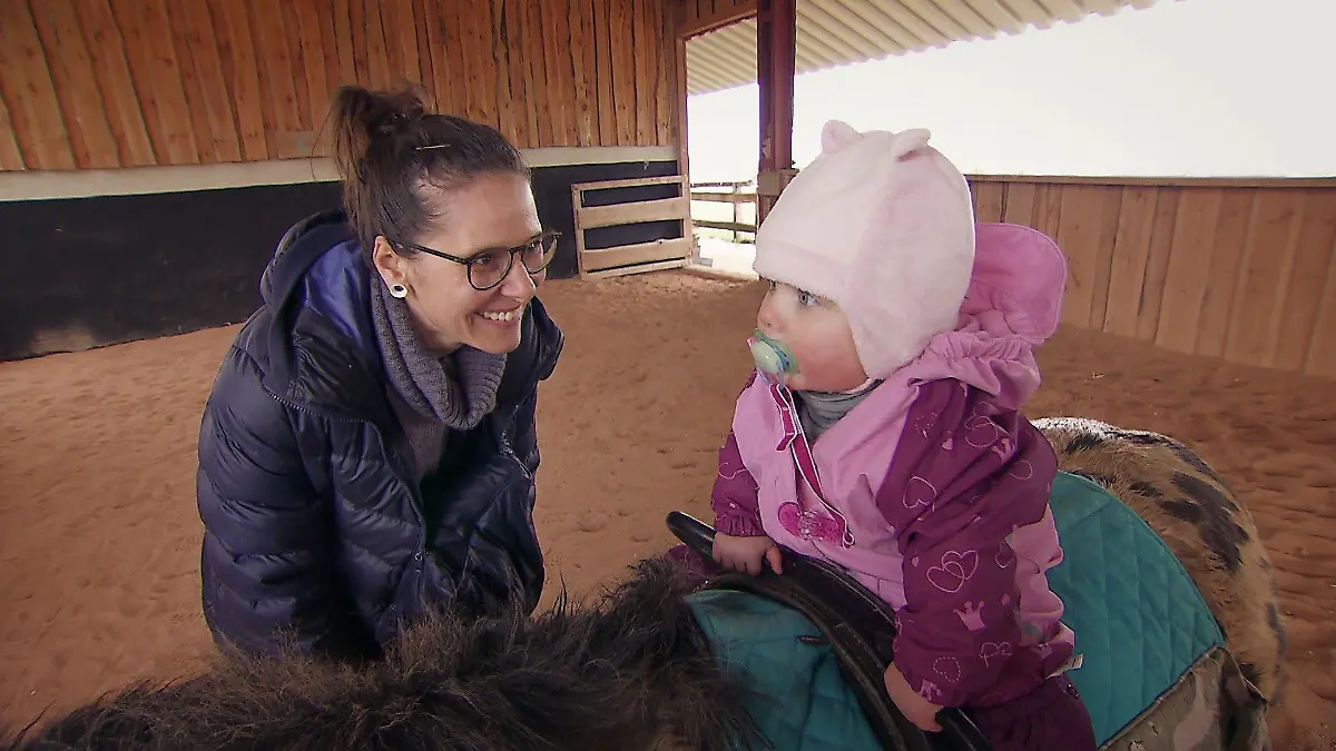 Erste Reitstunde für "Bauer sucht Frau"-Baby Charlotte Das ist wirklich zuckersüß!