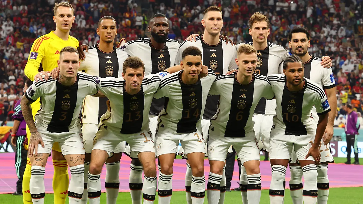 Fußball, WM 2022 in Katar, Spanien - Deutschland, Vorrunde, Gruppe E, Spieltag 2, im Al-Bait Stadion in Al-Chaur, Die deutsche Mannschaft vor dem Spiel.