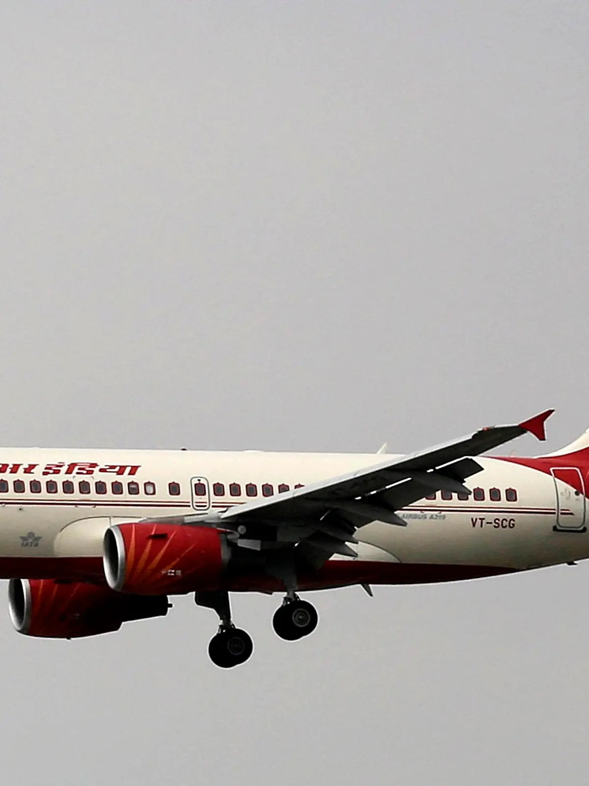 ARCHIV - 16.04.2015, Indien, New Delhi: Ein Airbus A319 der Fluggesellschaft Air India befindet sich im Landeanflug auf den Indira Gandhi International Airport in Neu Delhi. (Zu dpa "Air India verbietet graue Haare beim Kabinenpersonal") Foto: Altaf Qadri/AP/dpa +++ dpa-Bildfunk +++