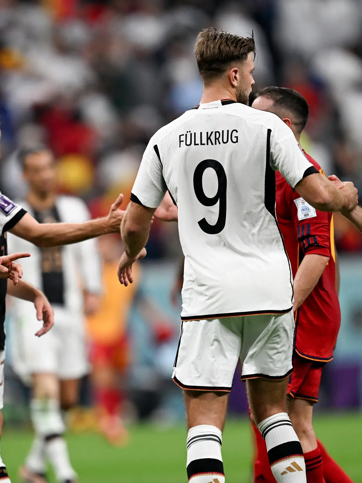 27.11.2022, Katar, Al-Chaur: Fußball, WM 2022 in Katar, Spanien - Deutschland, Vorrunde, Gruppe E, Spieltag 2, im Al-Bait Stadion, Deutschlands Niclas Füllkrug (2vr) jubelt nach dem Spiel mit den Teamgefährten Joshua Kimmich (r), Nico Schlotterbeck (l) und Jonas Hofmann. Foto: Federico Gambarini/dpa +++ dpa-Bildfunk +++
