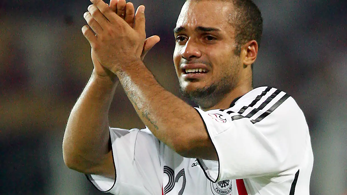 Dejected German David Odonkor claps after the extra time of the semi final of the 2006 FIFA World Cup between Germany and Italy in Dortmund, Germany, Tuesday, 04 July 2006. Germany lost 0-2. DPA/MICHAEL HANSCHKE +++ Mobile Services OUT +++ Please refer to FIFA's Terms and Conditions.   +++(c) dpa - Bildfunk+++