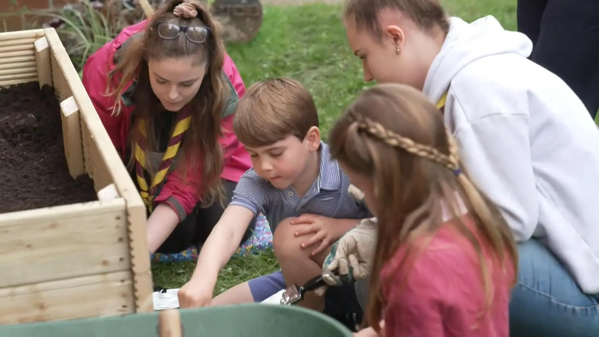 George, Charlotte und Louis helfen wie die Großen Alle Mann anpacken!